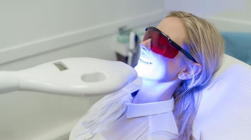 Tẩy trắng bằng đèn Laser