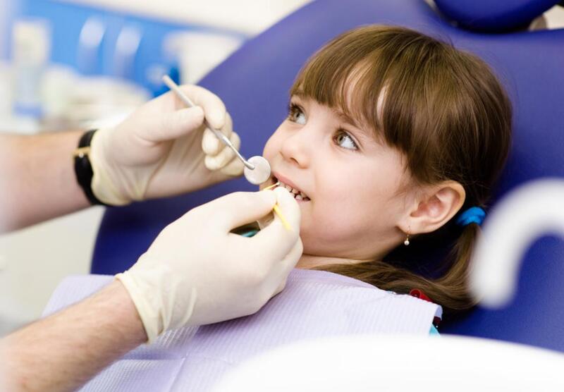 Nên trám răng kịp thời cho trẻ để không ảnh hưởng đến mầm răng vĩnh viễn