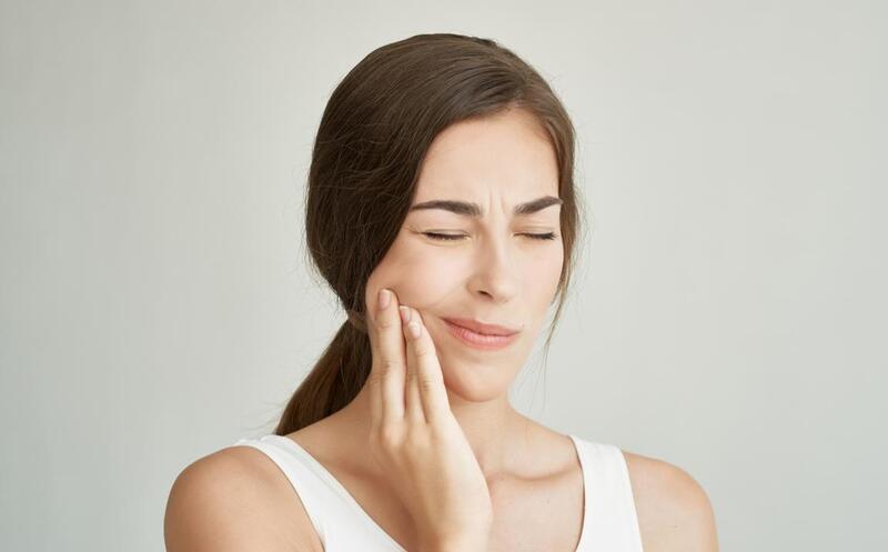 Răng khôn bị sâu gây đau nhói và khó khăn trong việc ăn uống