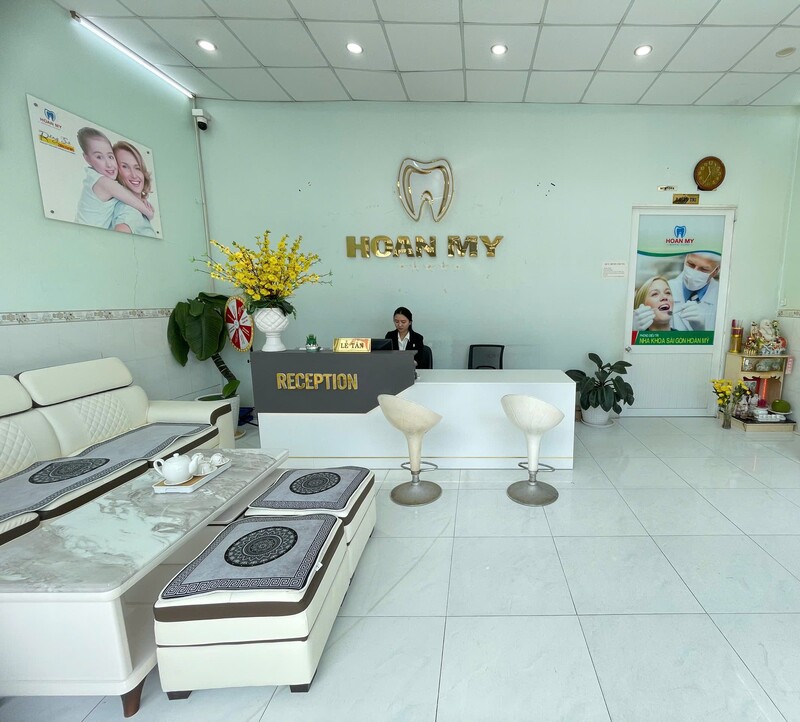 Khu vực lễ tân và phòng chờ rộng rãi, thoáng mát, trang bị ghế ngồi êm ái