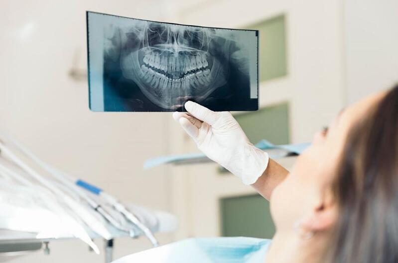 Bác sĩ thăm khám và đưa ra phương pháp điều trị phù hợp nhất